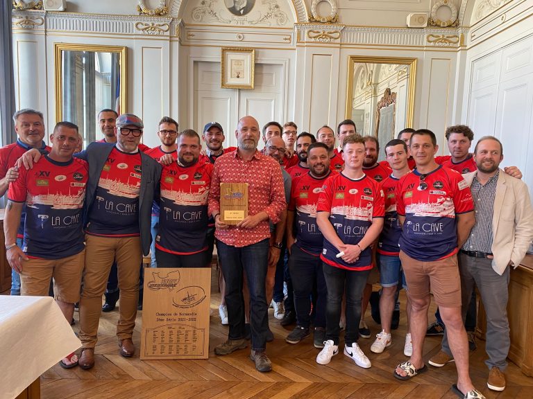 Les rugbymen honfleurais champions de Normandie reçus à la mairie