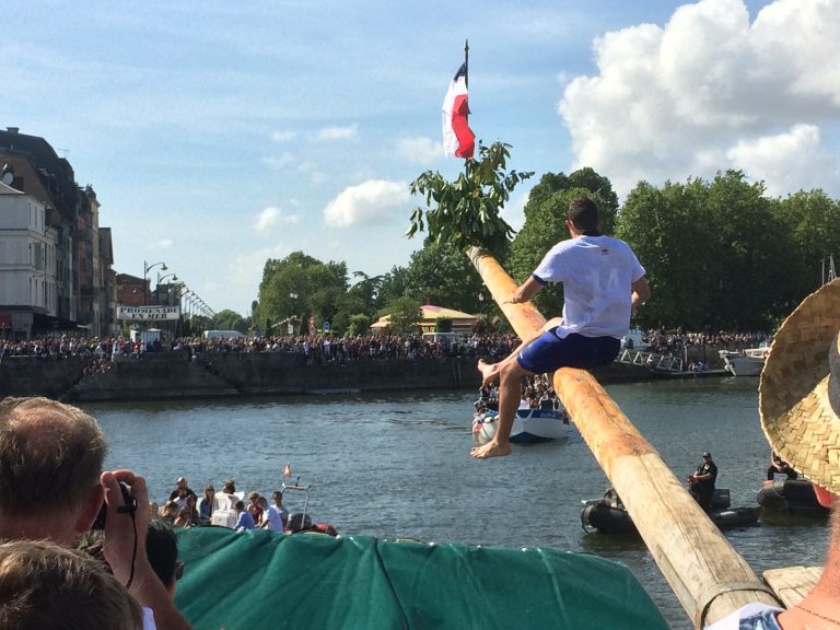 Festivités du 14 juillet : l’épreuve du « Mât incliné » devrait se dérouler dans l’avant-port… 