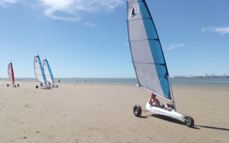 Nouveau sur la plage de Honfleur : Le char à voile…