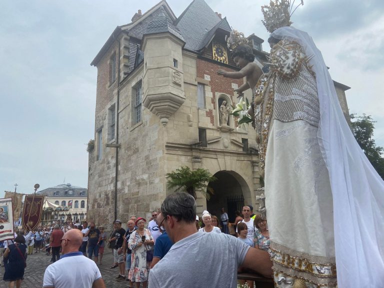 Beaucoup de monde à Honfleur pour célébrer l’Assomption…