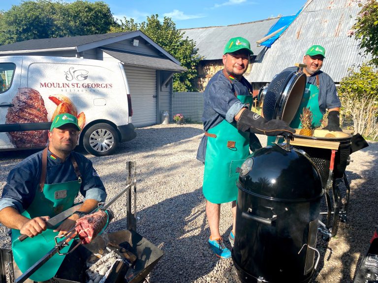 Championnat du monde de barbecue : Des boliviens à l’entraînement dans un restaurant de Pennedepie…