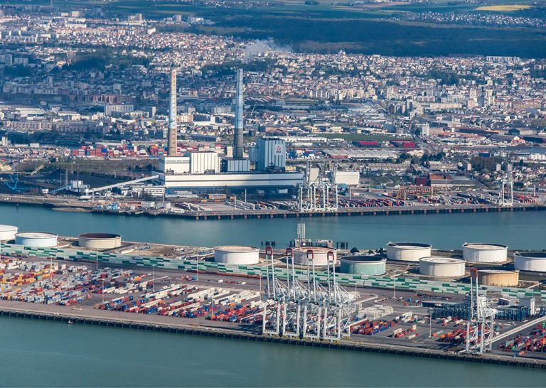 Cinq associations environnementales signent une tribune contre le terminal méthanier du Havre…