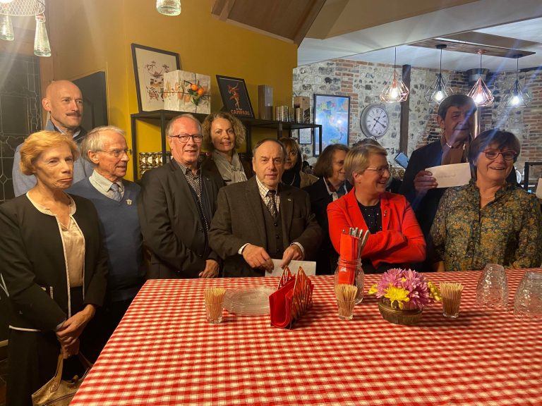 Le Lions Club de Honfleur offre un chèque de 2 100 € pour la lutte contre le cancer
