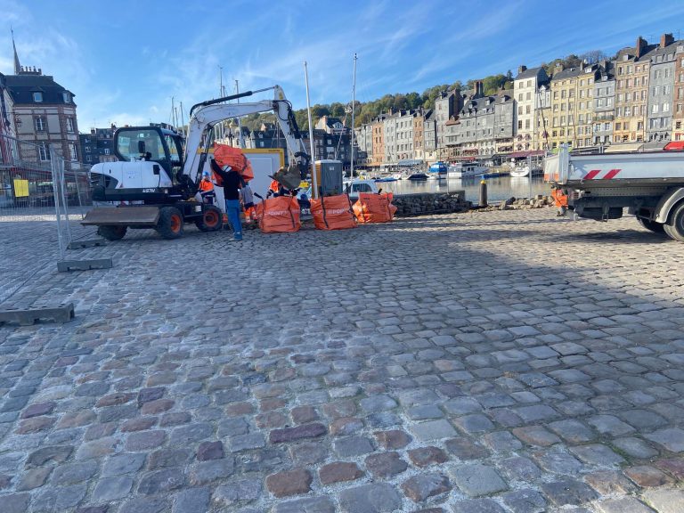 Reprise des travaux de pavage devant le parvis de l’hôtel de ville…