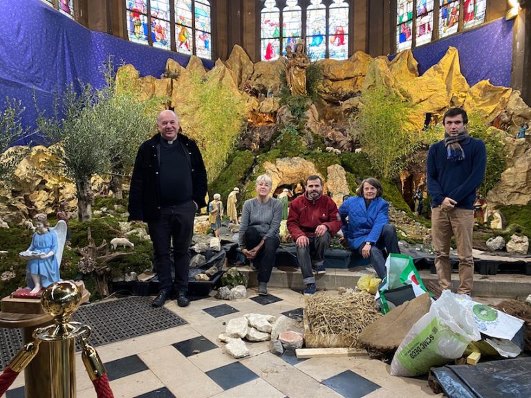 La crèche de Noël se prépare dans l’église Sainte-Catherine