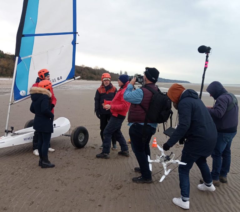 Jamy Gourmaud en tournage sur la plage du Butin de Honfleur…