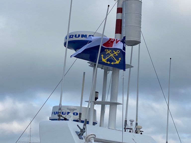 La SNSM Honfleur offre des pavillons aux bateaux de pêche…