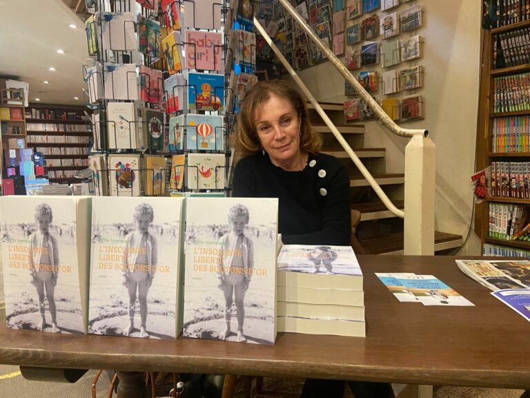 L’écrivaine  » Aline Issermann » en dédicace à Honfleur
