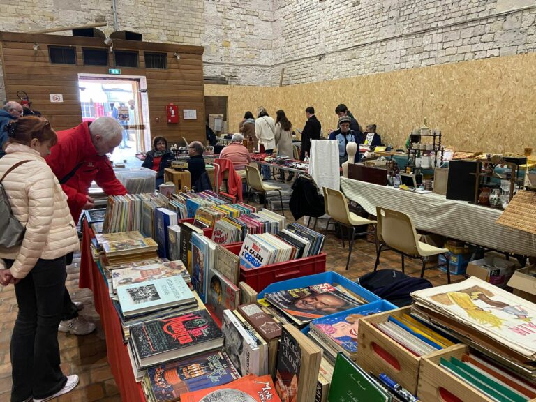 Beaucoup de monde au salon toutes collections de Honfleur