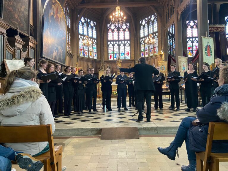 Moment d’émotion avec la chorale « St-John’s Voices » en concert à Honfleur