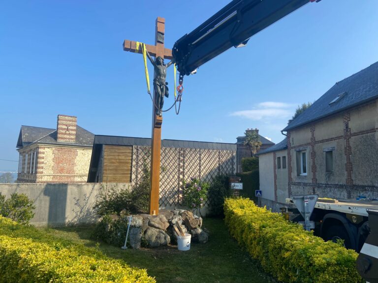 Pennedepie : Le Calvaire du village retrouve sa place à l’occasion de la Saint-Georges…