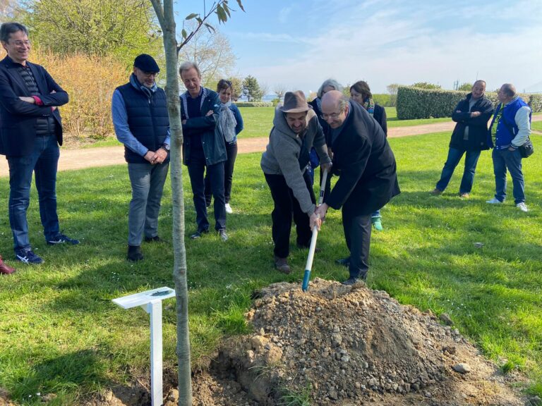 Le comédien Jérôme Robart plante son arbre dans le jardin des personnalités