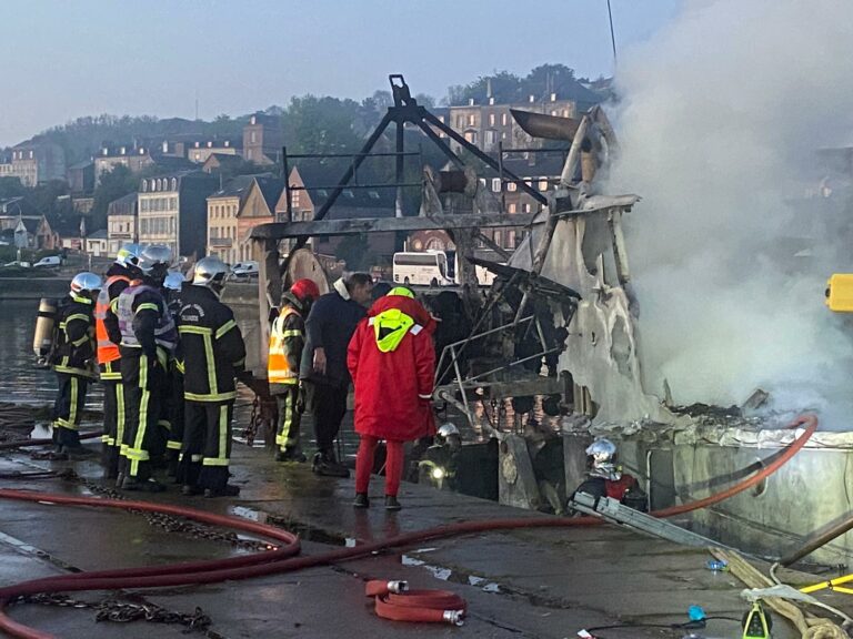 Incendie à bord d’un chalutier dans le port de Honfleur