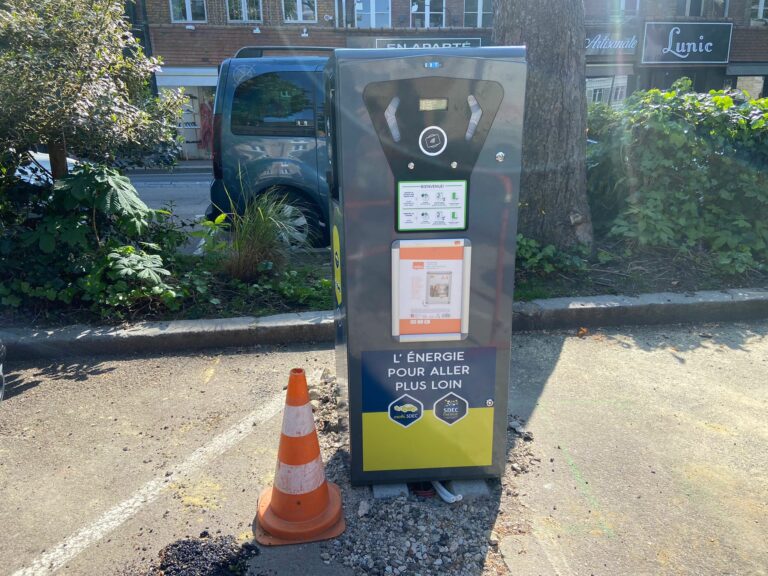 La première borne électrique installée Place Thiers à Honfleur