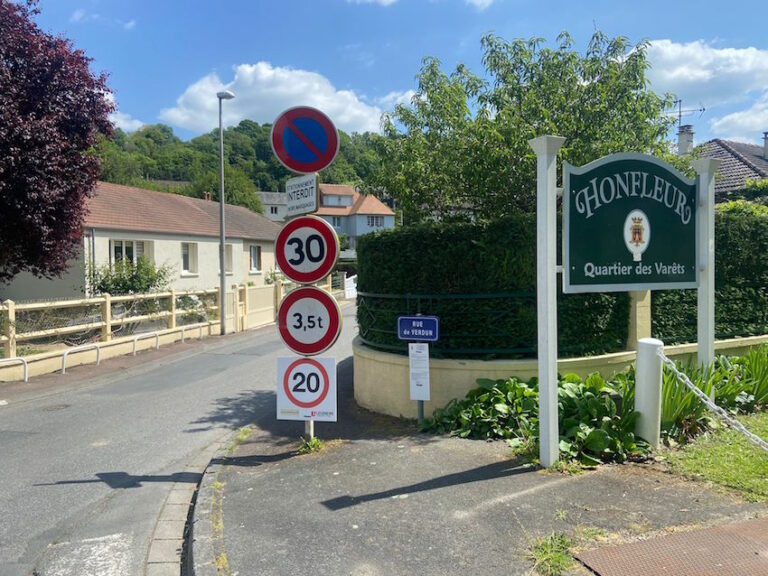 Nouveaux panneaux de signalisation Chemin des Varêts…