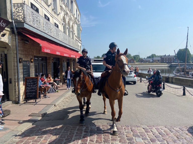 La police à cheval pour la fête des marins