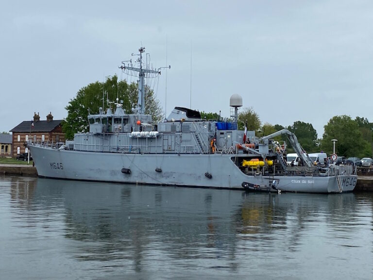 Le chasseur de mines « Croix du Sud » en escale à Honfleur