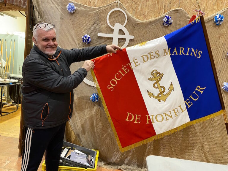 Un nouveau drapeau pour la société des marins de Honfleur
