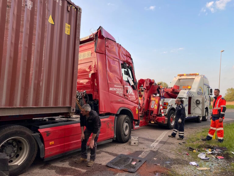 Un poids lourd de 40 tonnes se renverse au rond-point de la Morelle