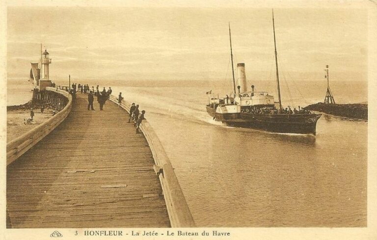 Avant de partir pour la Bretagne, le phare de « Moguériec » a d’abord guidé les marins honfleurais.