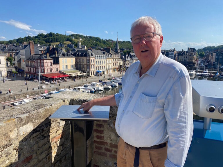 Alain Morice présente le « Cadran solaire » de la Lieutenance