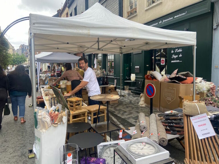 La braderie Saint-Léonard : un bon filon pour écouler le stock…