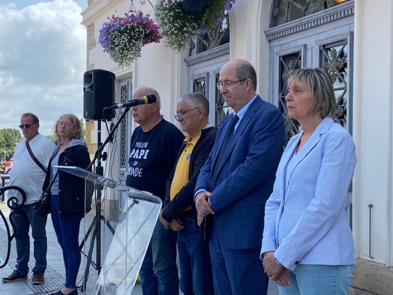 Une cinquantaine de personnes au rassemblement citoyen devant la mairie de Honfleur