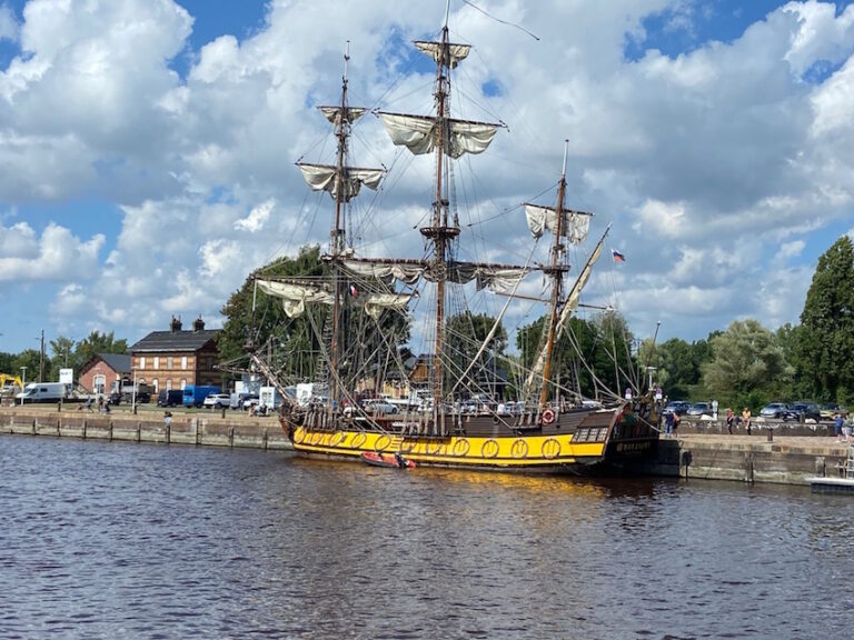 La frégate Shtandart en escale à Honfleur