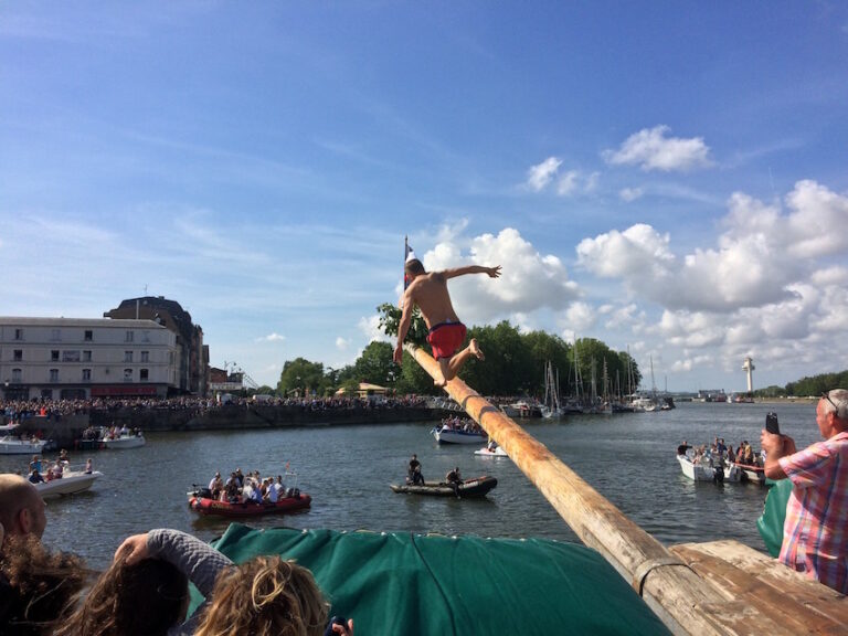 L’épreuve du Mât Incliné se déroulera bien au-dessus du Vieux Bassin