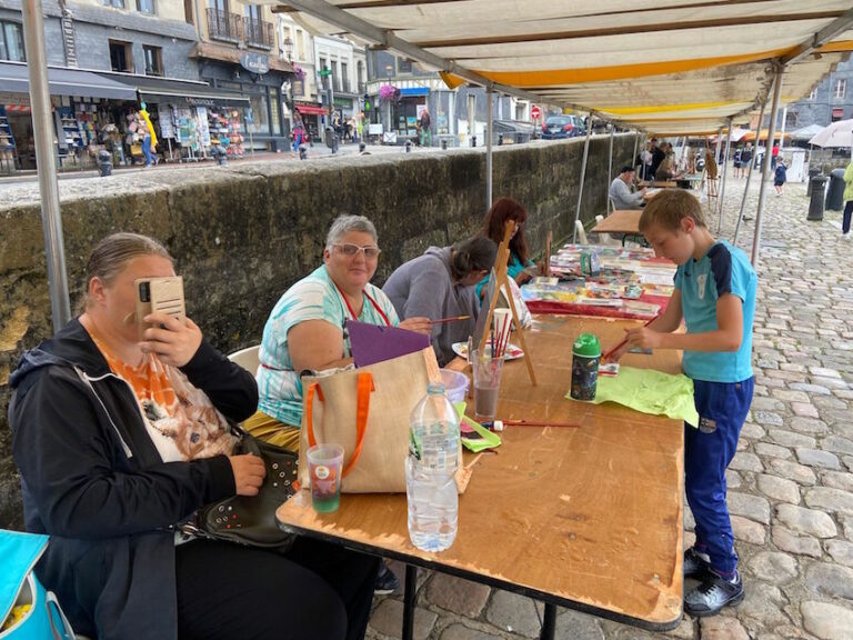 Des peintres sur les quais de Honfleur