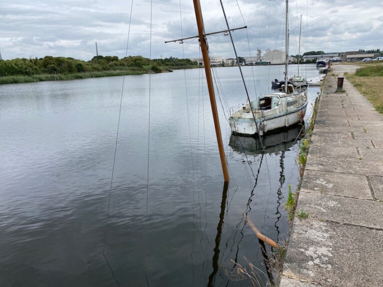 Un vieux gréement coule dans le port de Honfleur…