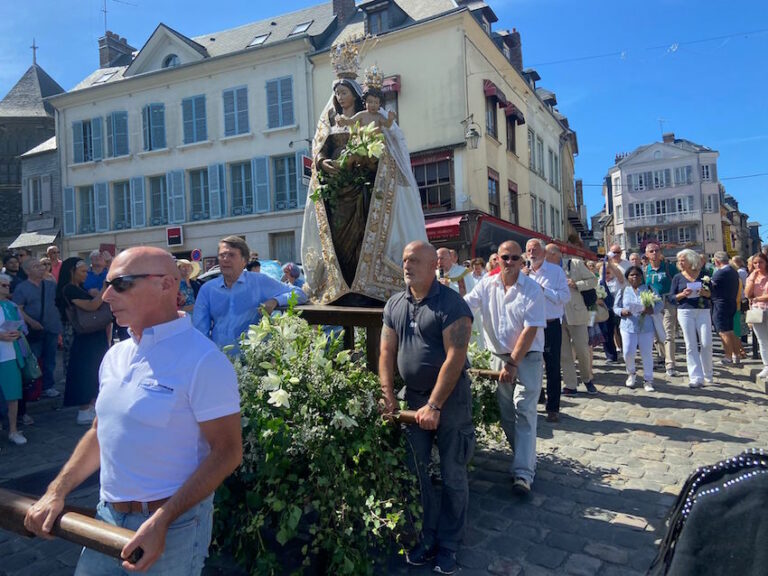 Honfleur : Les pèlerins étaient au rendez-vous pour la procession de l’assomption…