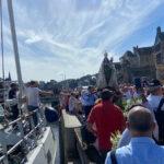 assemption devant le bateau
