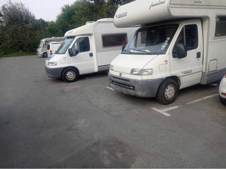 Des camping-caristes s’installent sur le parking de l’école Caubrières de Honfleur…