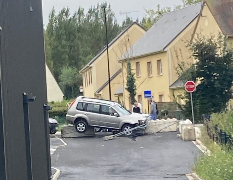 Sortie de route spectaculaire dans le quartier des Hauts-Bords à Honfleur