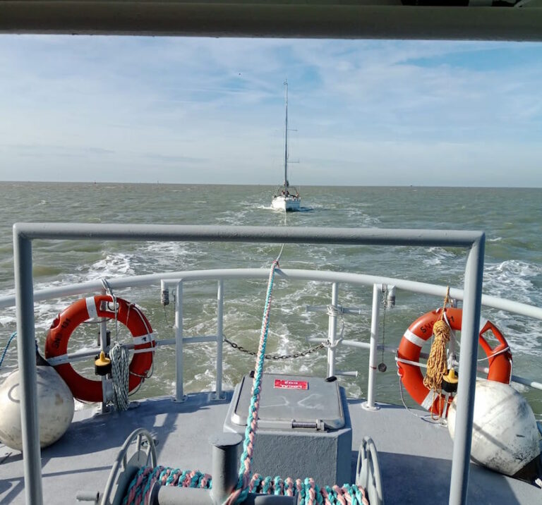 Intervention des sauveteurs de la SNSM Honfleur pour secourir un voilier en difficulté…