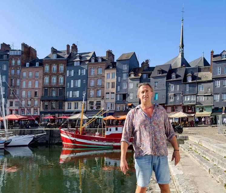 Une nouvelle carte postale de Honfleur et ses chalutiers : « La P’tite Chine » change de quai…