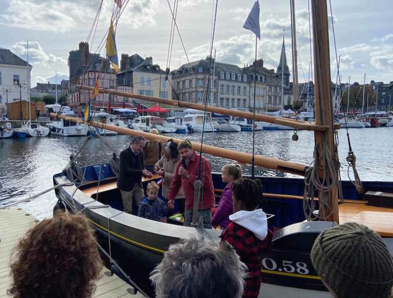 Honfleur : la Sainte-Bernadette prend place dans le Vieux-Bassin