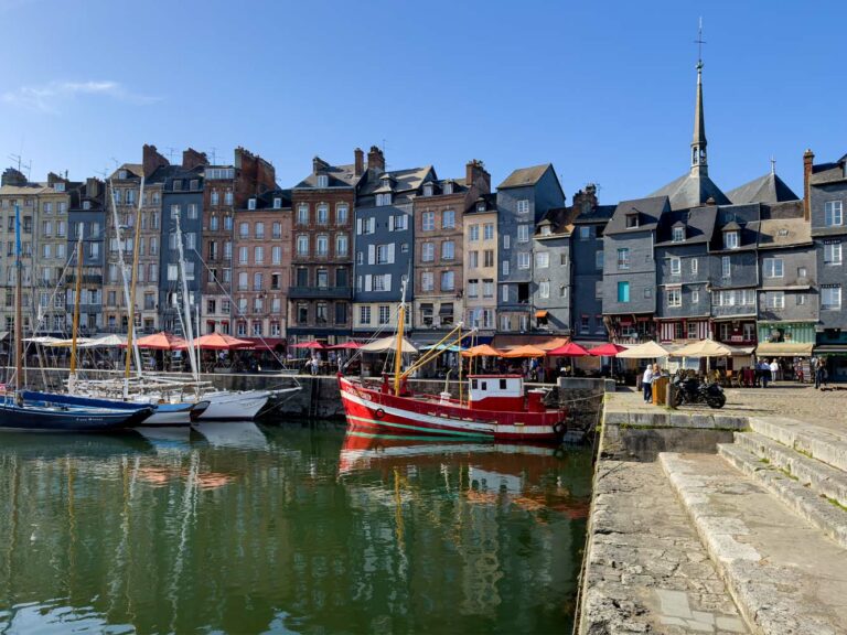 Honfleur : Le Quai Sainte-Catherine sous surveillance