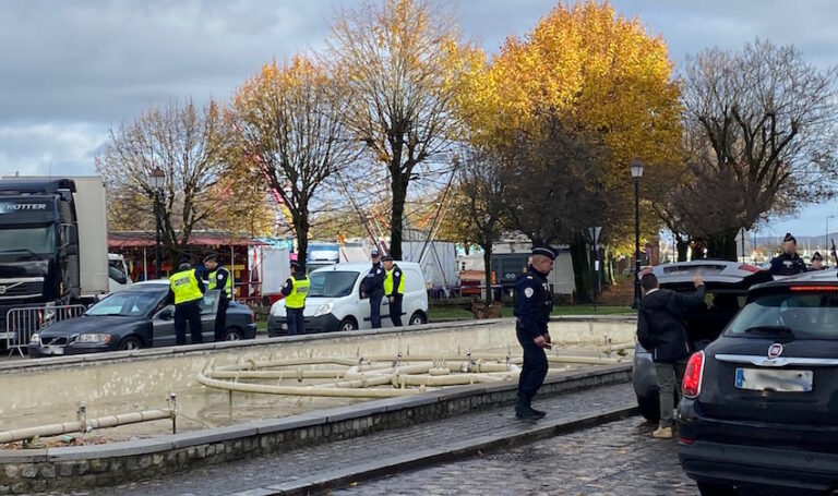 Opération de prévention aux portes de Honfleur en présence du sous-préfet de Lisieux.