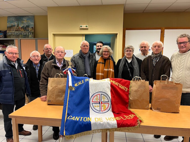 Honfleur : remise de colis de Noël aux porte-drapeaux