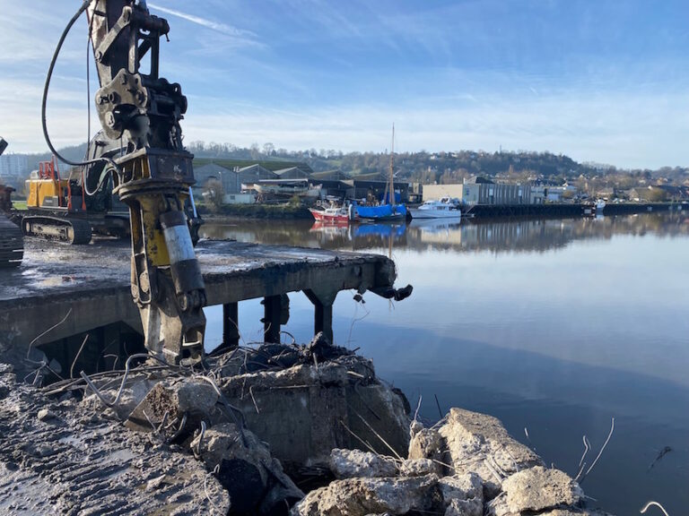 Honfleur : Démolition en cours de l’appontement au bassin Carnot