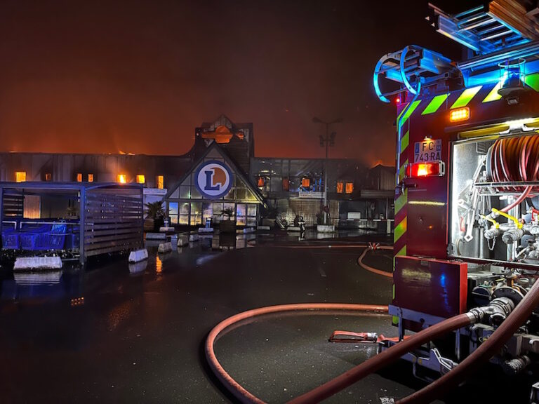 Honfleur : Vidéo de l’incendie du centre Leclerc par les sapeurs-pompiers