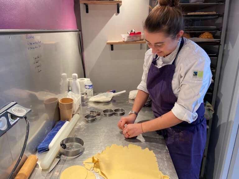 Honfleur : la jeune pâtissière, Justine Bellot, va fabriquer le gâteau d’Alphonse Allais…
