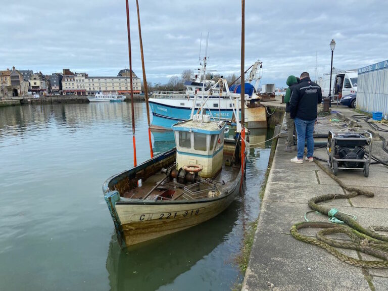 Honfleur : le chalutier « Roule ta bosse » enfin sorti de l’eau…