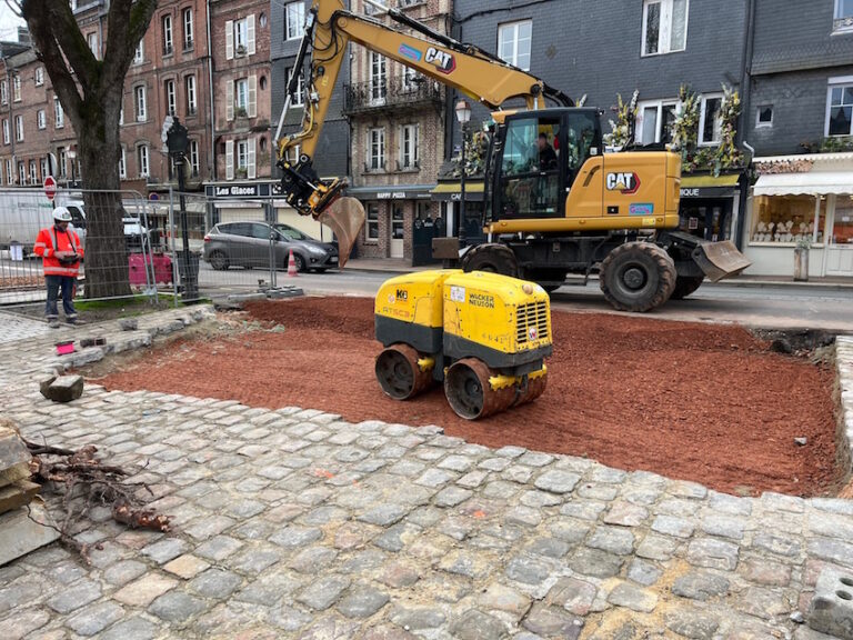 Honfleur : enfouissement des colonnes, on a creusé, mais pas au bon endroit…