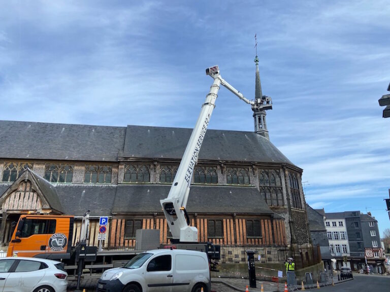 Honfleur : opération spectaculaire sur le clocheton de l’église Sainte-Catherine