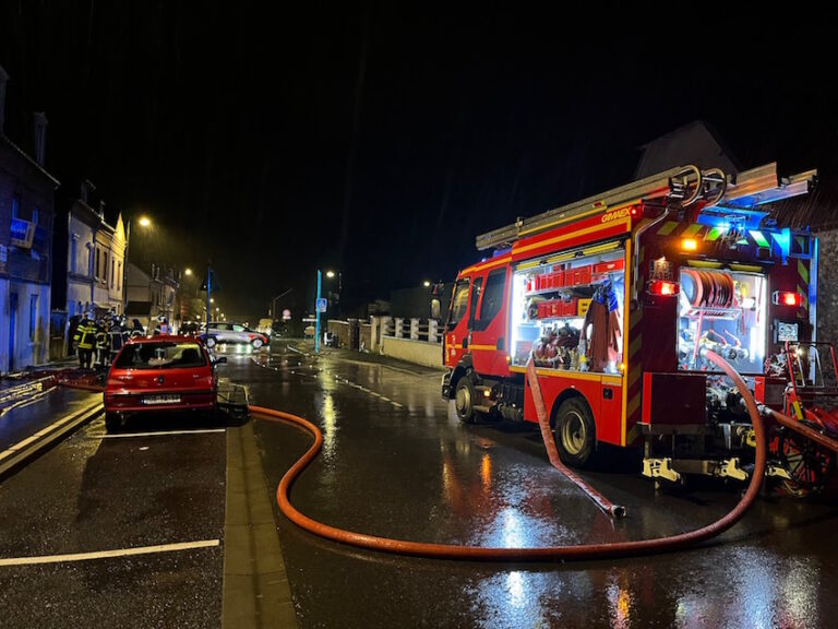 La Rivière Saint-Sauveur : Un incendie se déclare devant la porte d’entrée d’une maison inhabitée…