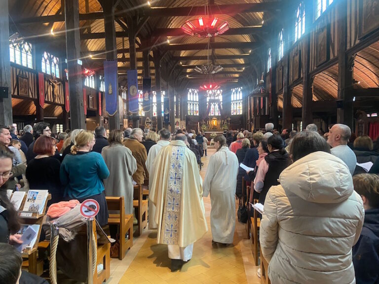 Honfleur : L’église Sainte-Catherine pleine à craquer pour la messe de Pâques