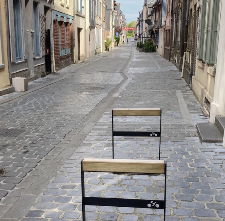 Honfleur : le mobilier urbain manque dans la rue Haute, les commerçants s’interrogent…